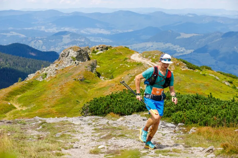 Ultimele Evenimente la Ultramaratonul „Transilvania 100”: Opt Concurenți căzuți în Râpă în Bucegi