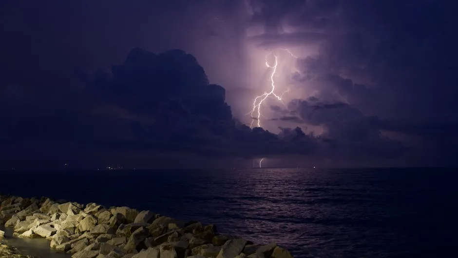 Avertizări meteo severe: Ploi torențiale, grindină și vijelii afectează Bucureștiul și alte zone