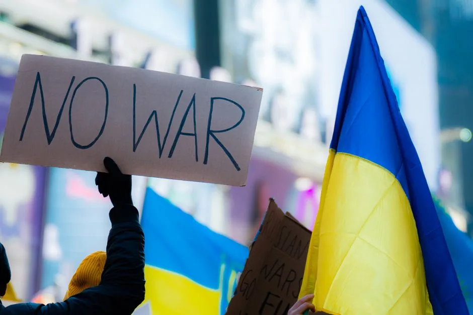 Războiul din Ucraina: O analiză a capcanei cognitive rusești și a rolului Troicii Europene