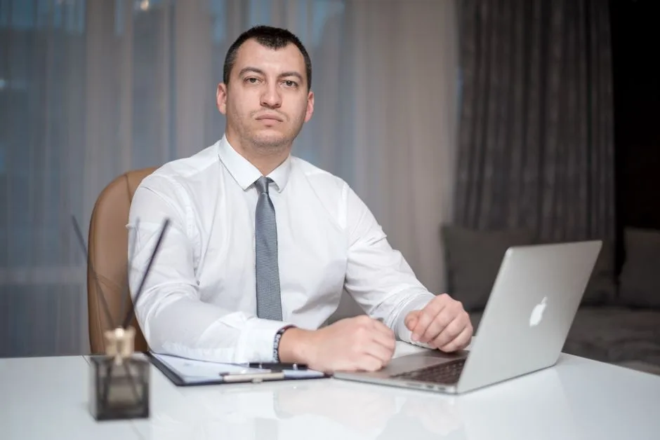 Consultări Politice la Vârful Parlamentului: Eugen Tomac și Partidele Mici în Dialog