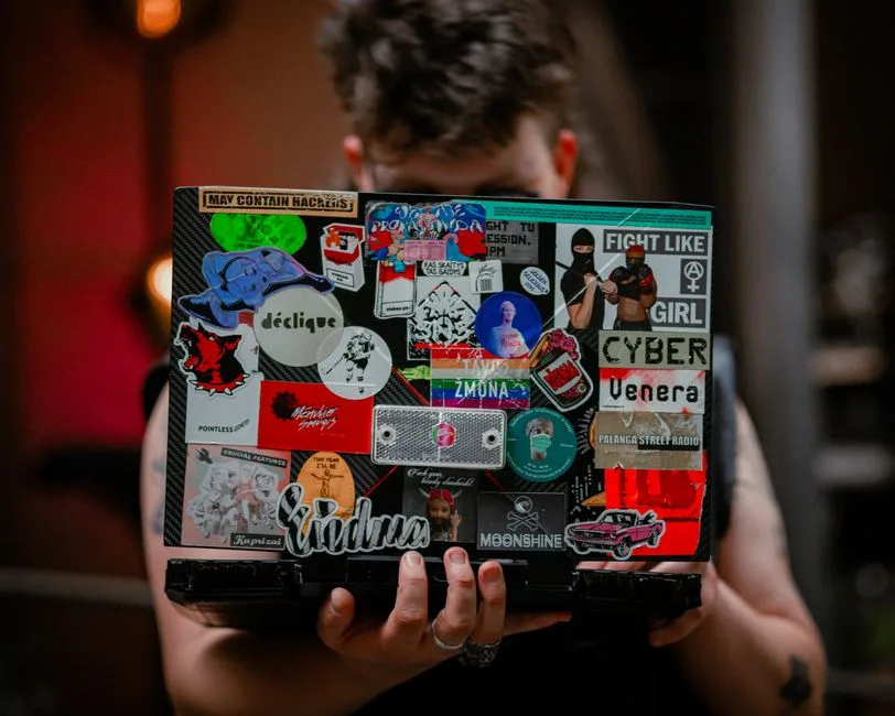 Revoluția cyberdeck: Femeile din București construiesc computere pentru un internet mai liber