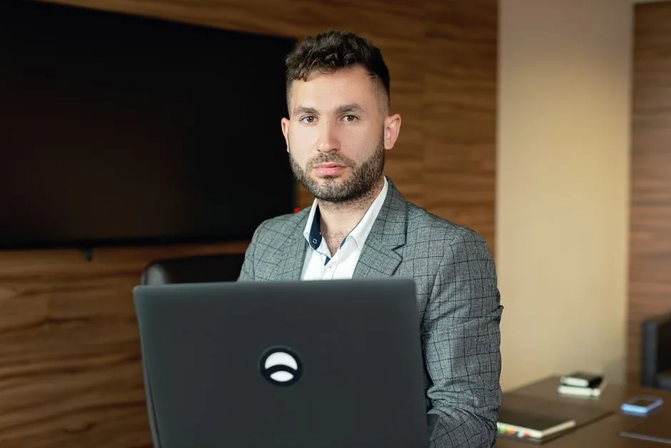 Adrian Veștea și Ilie Bolojan: O discuție surprinzătoare care poate schimba cursul politic din România