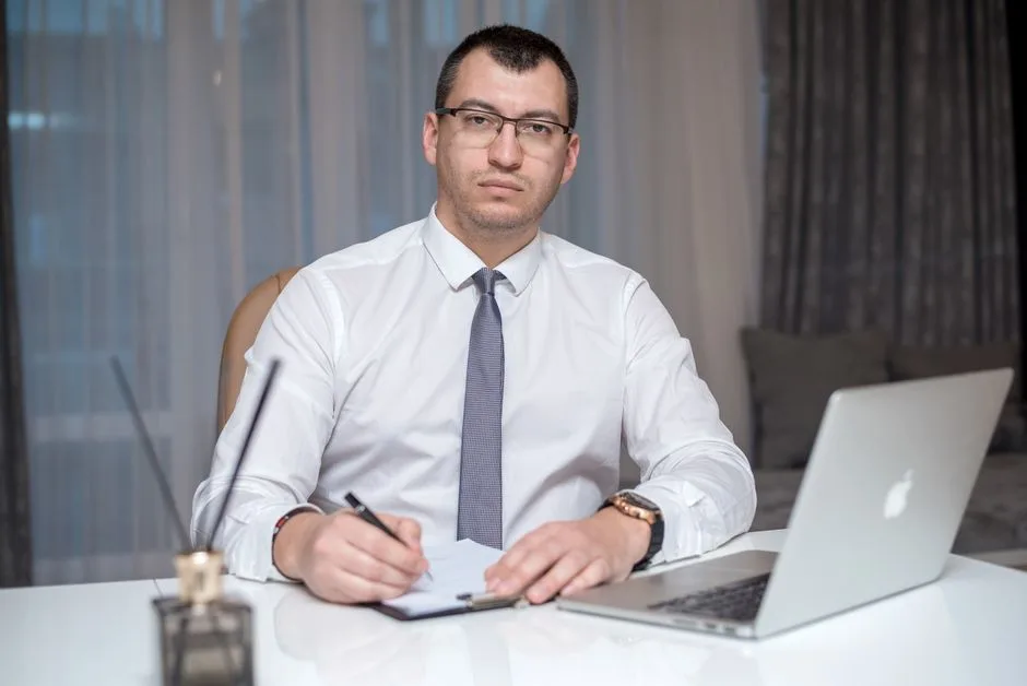 Provocări și recalibrări: Adrian Veștea și misiunea complicată de formare a noului guvern
