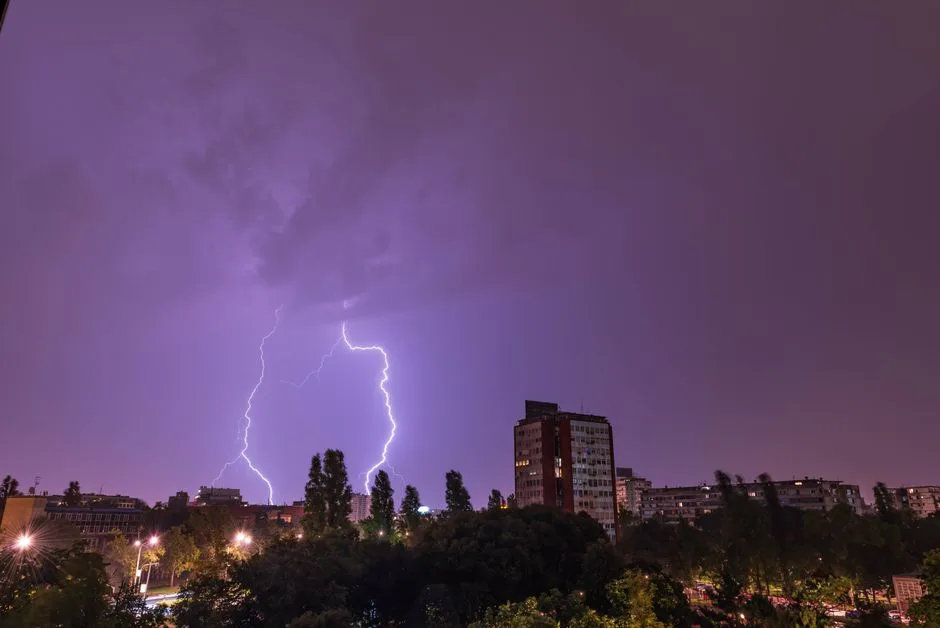 Furtuna din București provoacă haos: străzi și stații de metrou inundate, apeluri la 112 în număr record