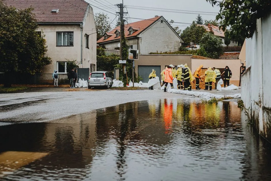 Risc de inundaţii pe râuri din opt judeţe, avertizează hidrologii