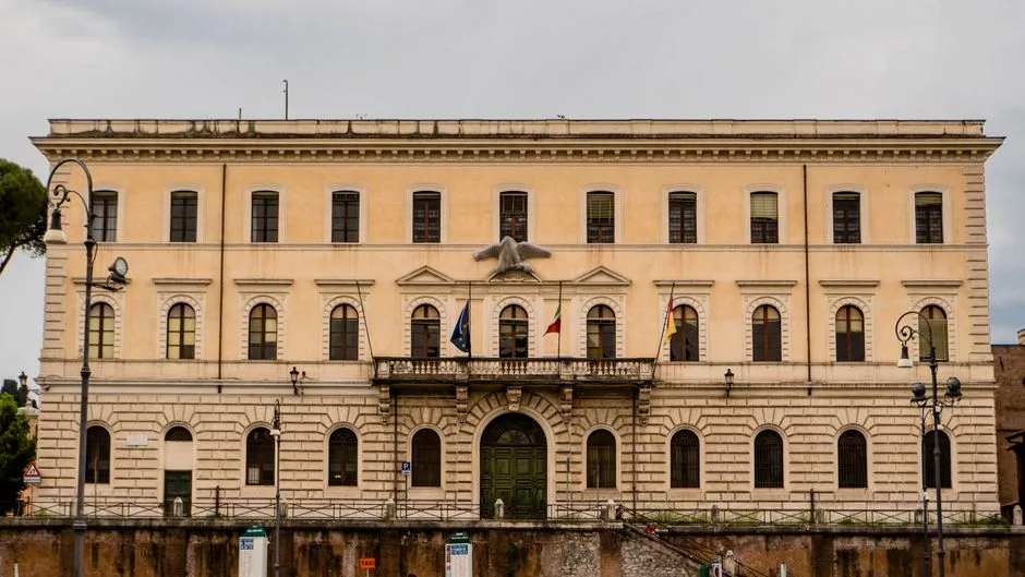 Consulii români din străinătate, eliberați din funcții pentru neîndeplinirea atribuțiilor