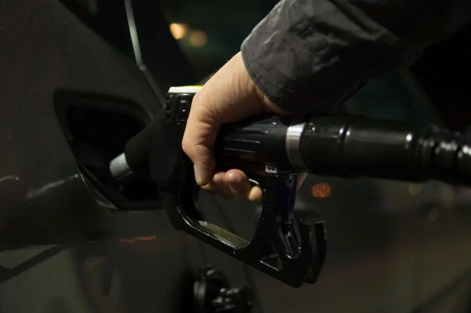 Creșterea prețurilor la combustibil în România: Impactul opririi livrărilor de petrol din Kazahstan