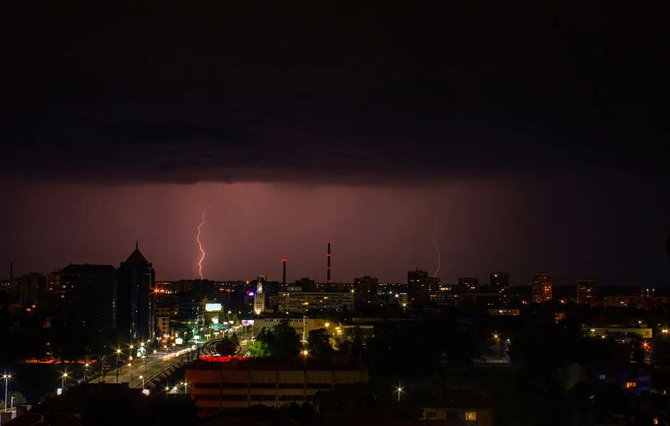 Furtuni puternice în România: Avertizări ANM pentru zilele următoare