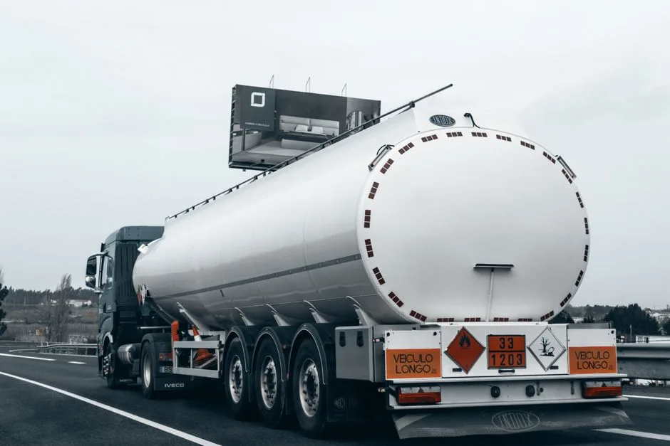 Acciza dinamică pe carburanți: Impactul asupra prețurilor la pompă și perspectivele pentru consumatori