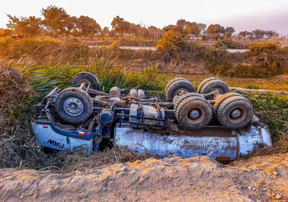 Un accident grav în Argeș: Microbuz cu juniori de la Dinamo se izbește de un copac