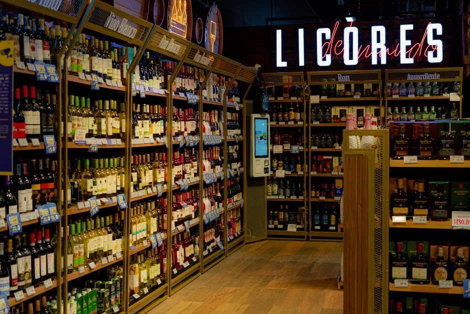 Măsuri extraordinare în retail: magazinele din România reduc consumul de energie