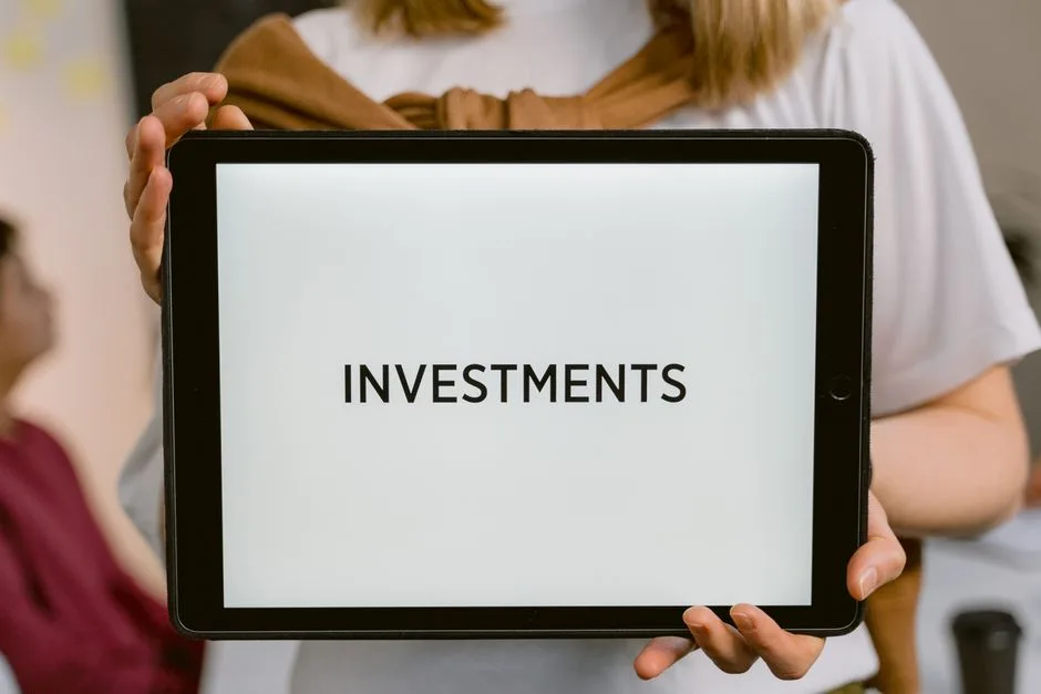 România menține ratingul de investiții, susținută de o reducere semnificativă a deficitului