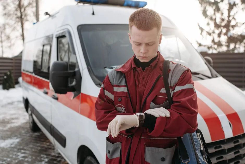 Ambulanțier surprins în timp ce face cumpărături în timpul unei urgențe medicale