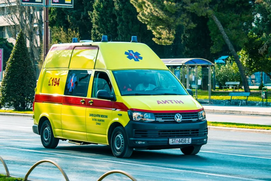 Ambulanță atacată cu topoare în județul X: o reacție în urma unor zvonuri nefondate