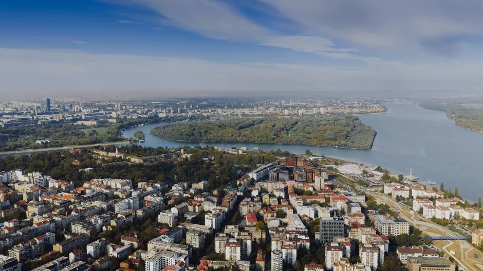 Alertă în zona Dunării: Intervenția Poliției după apropierea unei șalupe de barje scufundate