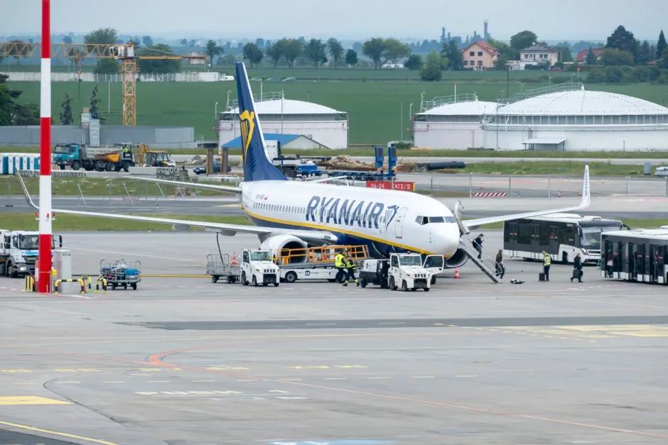 Avere confiscată pe Aeroportul Otopeni: Doi români în dificultate după o călătorie din Marea Britanie