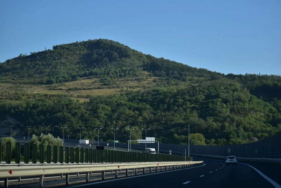 Probleme majore pe autostrada nou inaugurată: un crater profund afectează circulația