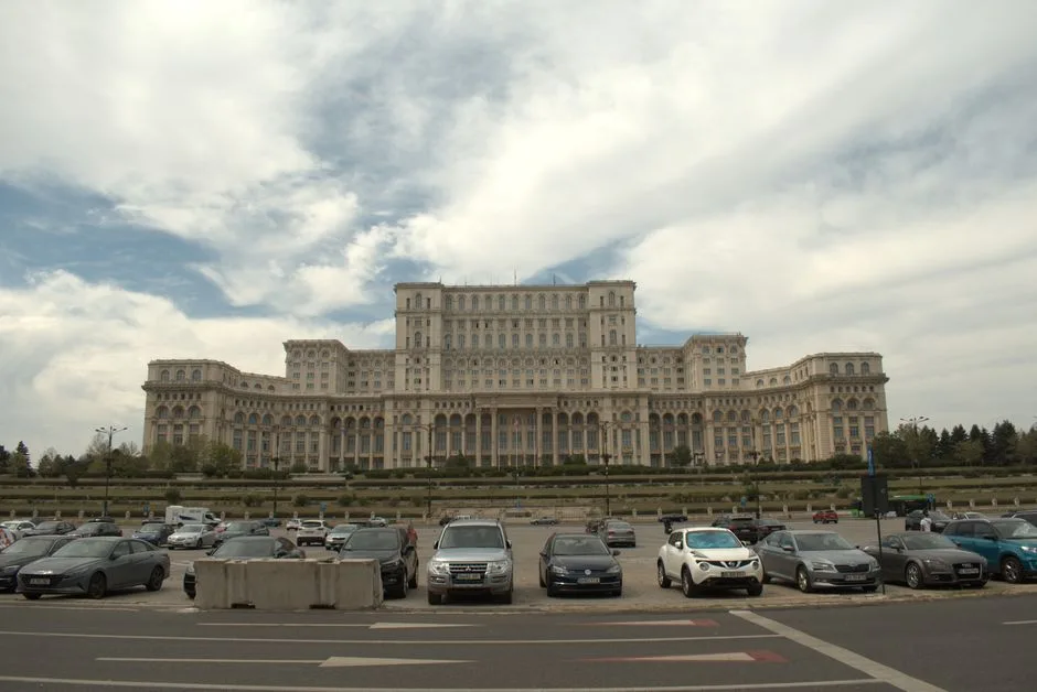 Tensiuni Politice: Sorin Grindeanu și Kelemen Hunor în Discuții Cruciale pentru Votul Guvernului Luca Niculescu