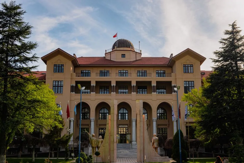 Mii de instituții publice din România, în alertă după semnalarea breșelor de securitate