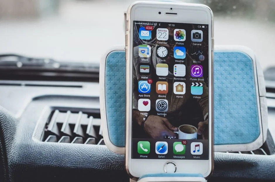 Noua versiune iOS 27 este disponibilă, dar utilizatorii din Uniunea Europeană nu beneficiază de Siri AI