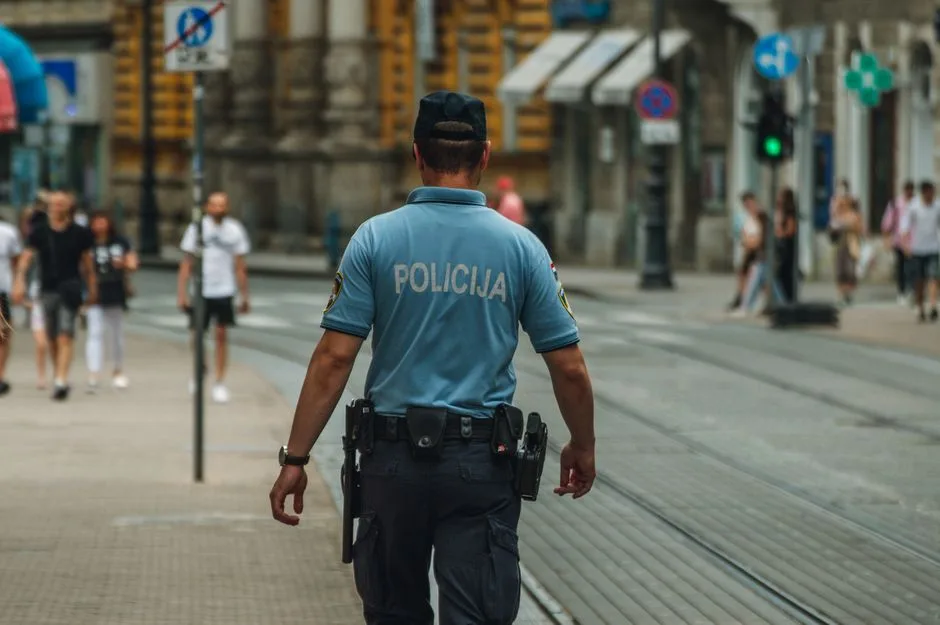 Un polițist din Pitești, arestat pentru proxenetism, și activitatea sa pe rețelele sociale