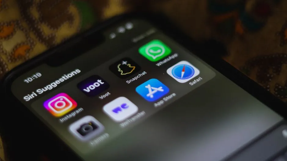 Pregătiri pentru Siri AI în Europa: iOS 27.2 introduce suport pentru limbile română, franceză, spaniolă și portugheză