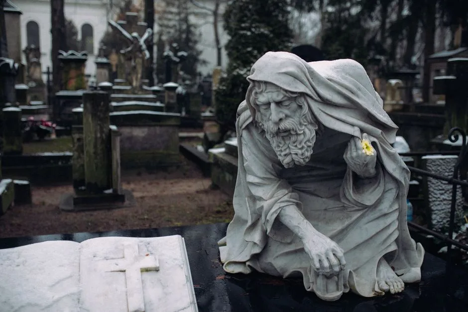 Descoperiri macabre în cimitirul din Slatina: Sacii cu cadavre din perioada COVID