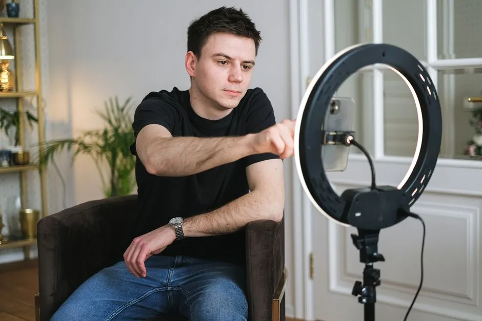 Regulile noi pentru influencerii cu peste 100.000 de urmăritori: monitorizarea de către CNA