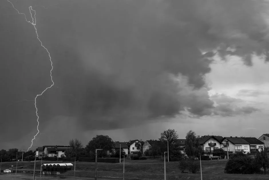 Schimbări severe în prognoza meteo: Bucureștiul trece de la caniculă la ploi și răcire