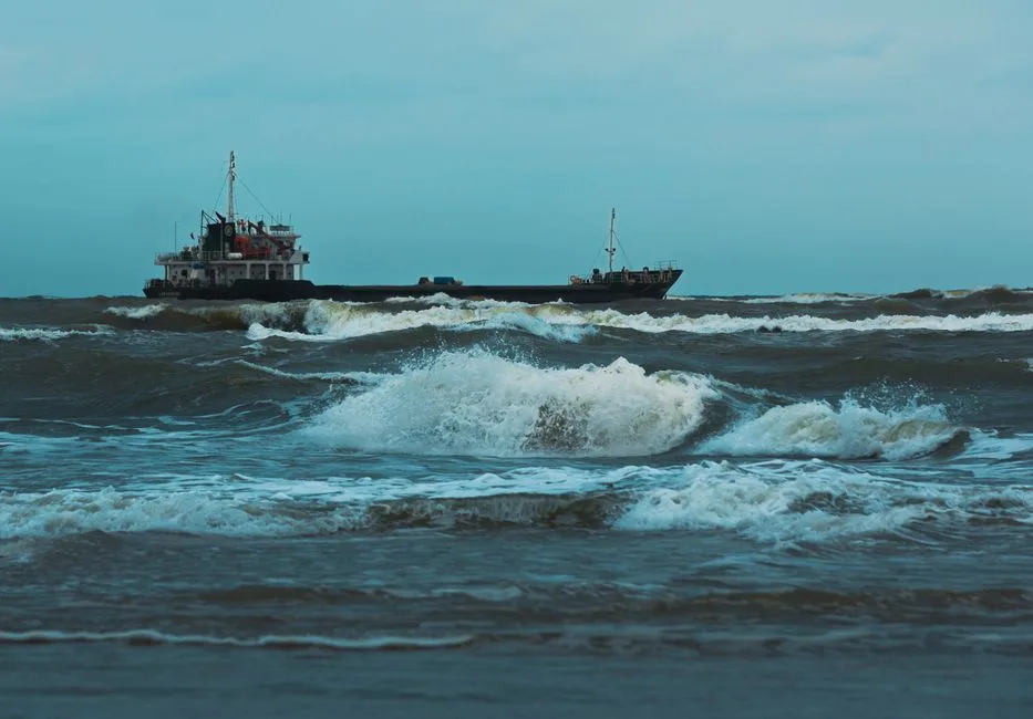 Nava atacată în Marea Neagră: Căutările continuă pentru marinarul dispărut