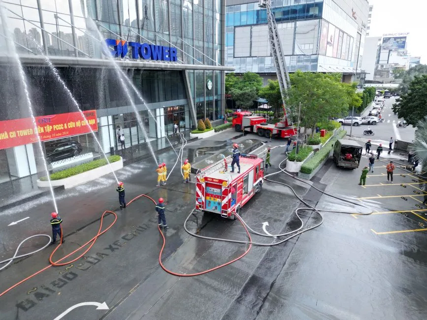 Incendiu masiv pe Marea Neagră: Un petrolier a fost lovit de un atac ucrainean lângă Soci, plajele din zonă au fost închise