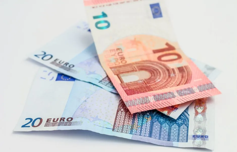 Euro în scădere: Ce înseamnă pentru economia românească?