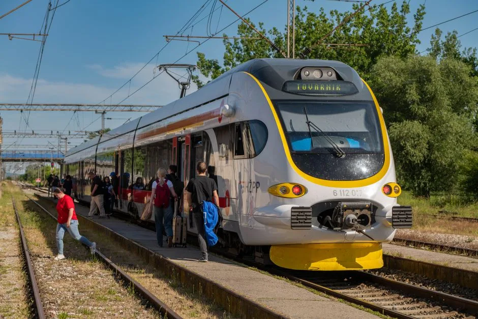 Crisisă în transportul feroviar: Decizii controversate la vârful CFR Călători