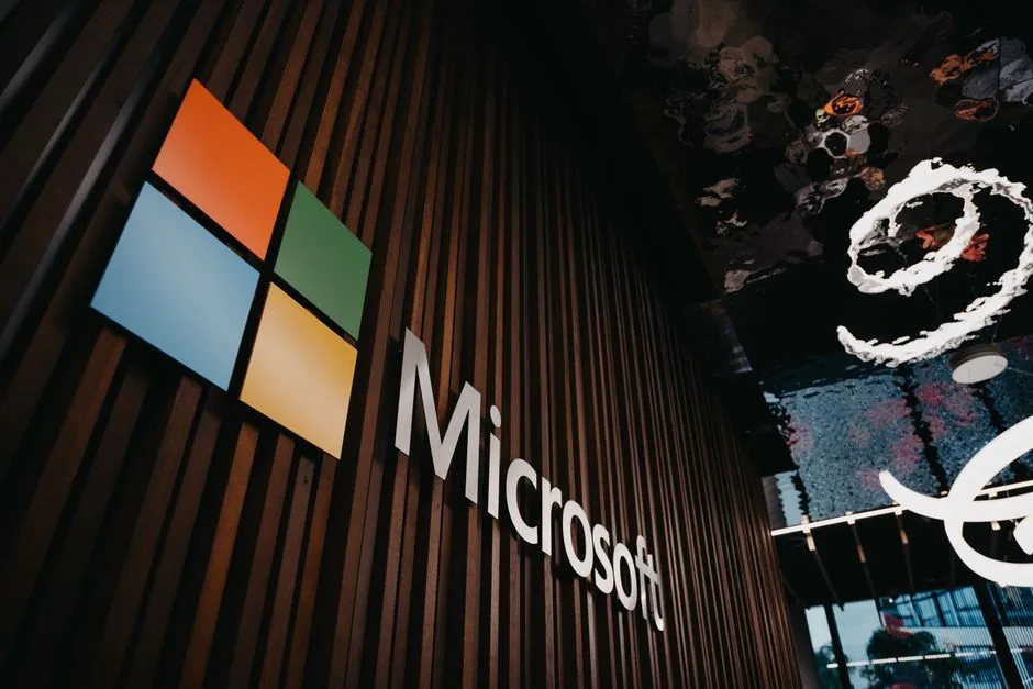 Microsoft îmbunătățește experiența utilizatorilor cu inteligență artificială și un laptop inovator