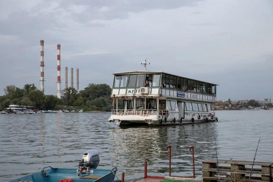 Un autobuz plutitor din România a fost scos din apă, iar autoritățile se confruntă cu posibile sancțiuni