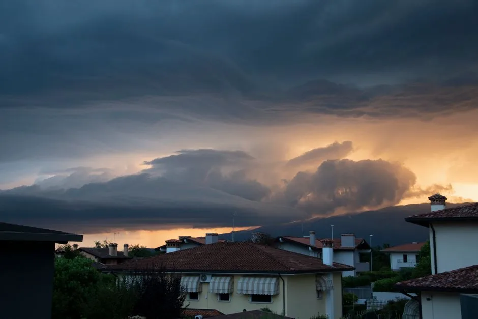 Previziuni meteorologice alarmante: Ploi puternice și ninsori în București și alte județe