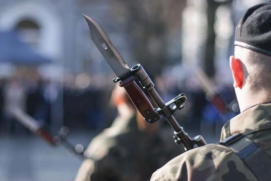 Un bărbat înarmat cu un cuțit atacă un agent de poliție, intervenția rapidă a forțelor de ordine salvează situația