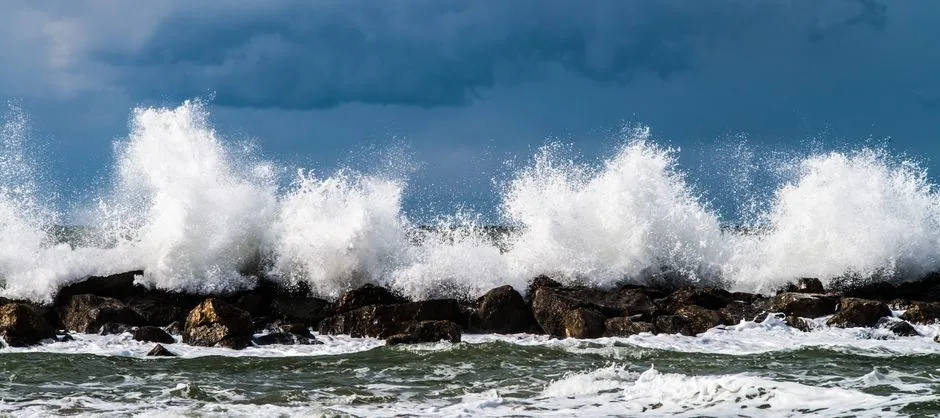 Alertă în Marea Neagră: Operațiuni de căutare pentru marinarii dispăruți după un accident maritim