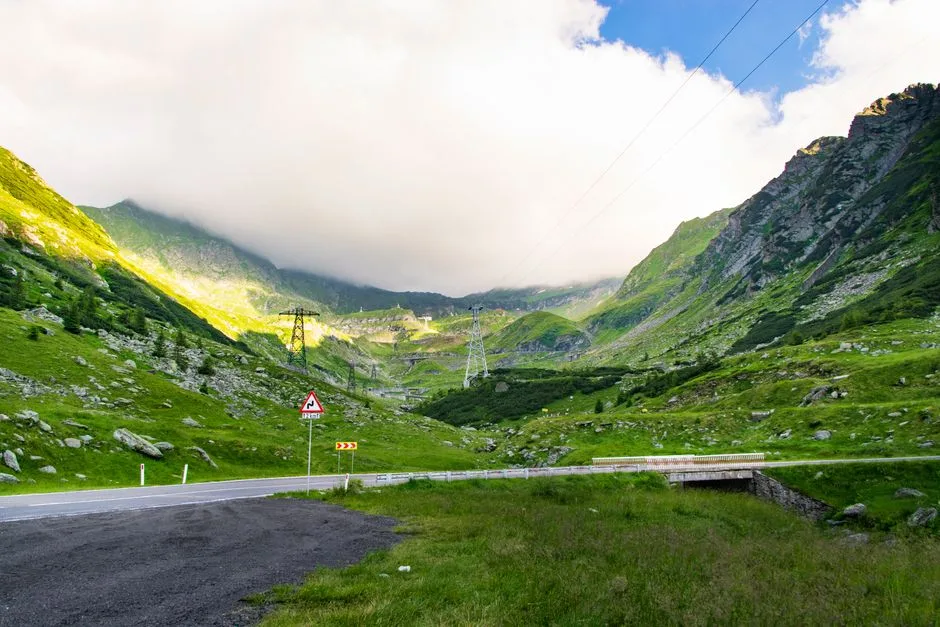 Ninsori abundente pe Transfăgărășan și în Poiana Brașov: Avertizări pentru șoferi și turiști