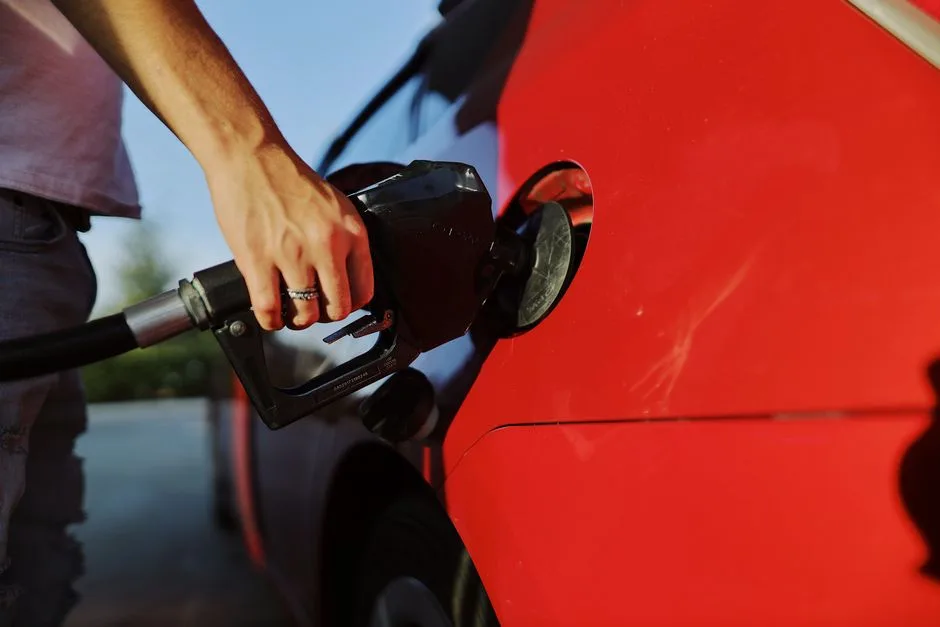 Benzina devine mai accesibilă în România: Prețurile din marile orașe pe 17 octombrie 2026