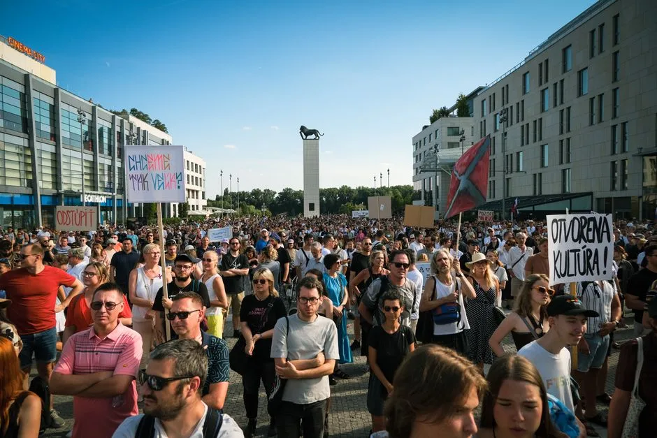 Valurile de proteste din Europa: tensiuni sociale și violență în străzi