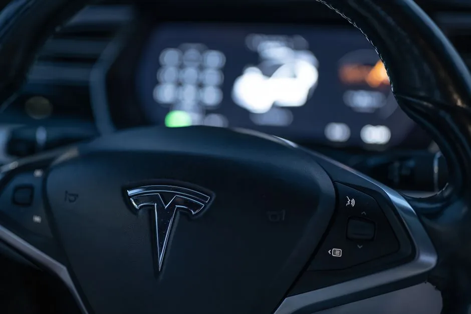 Inovație pe roți: Tesla și colaborarea cu SpaceX redefinește automobilismul