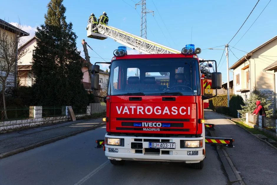Un incident violent șochează comunitatea din Bistrița: un elev a atacat o profesoară și un coleg cu un cuțit