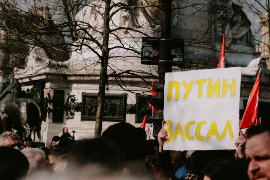 Protestele din Franța: Perspectivele unui scriitor român despre efervescența socială