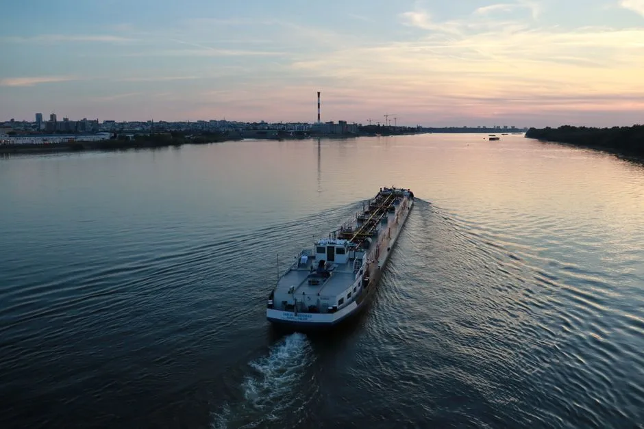 Nava care transporta materiale periculoase s-a scufundat în Marea Neagră, după un atac cu drone