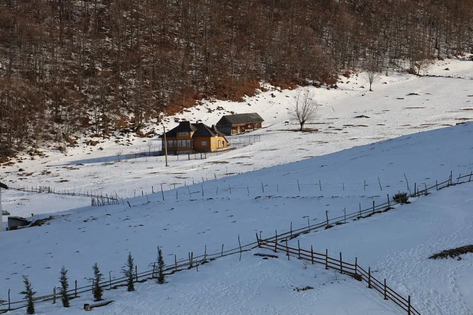 Iarna își face simțită prezența cu o lună mai devreme în România, aducând ninsori abundente